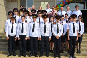 Сотрудники следственного управления приняли участие в торжественной линейке, посвященной началу учебного года, и поздравили учащихся кадетского класса СК России